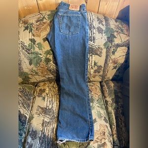 Levi’s 527 32x32 blue jeans.